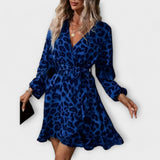 Elegantna leopardja obleka z V-izrezom in nastavljivim pasom