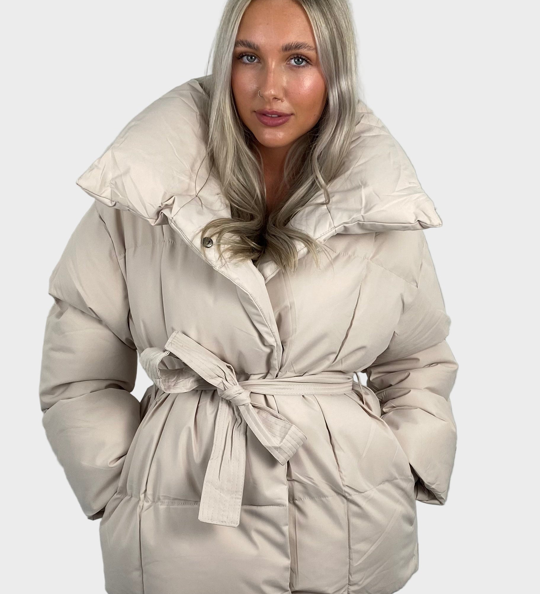 Maja - Kratka puffer jakna z pasom