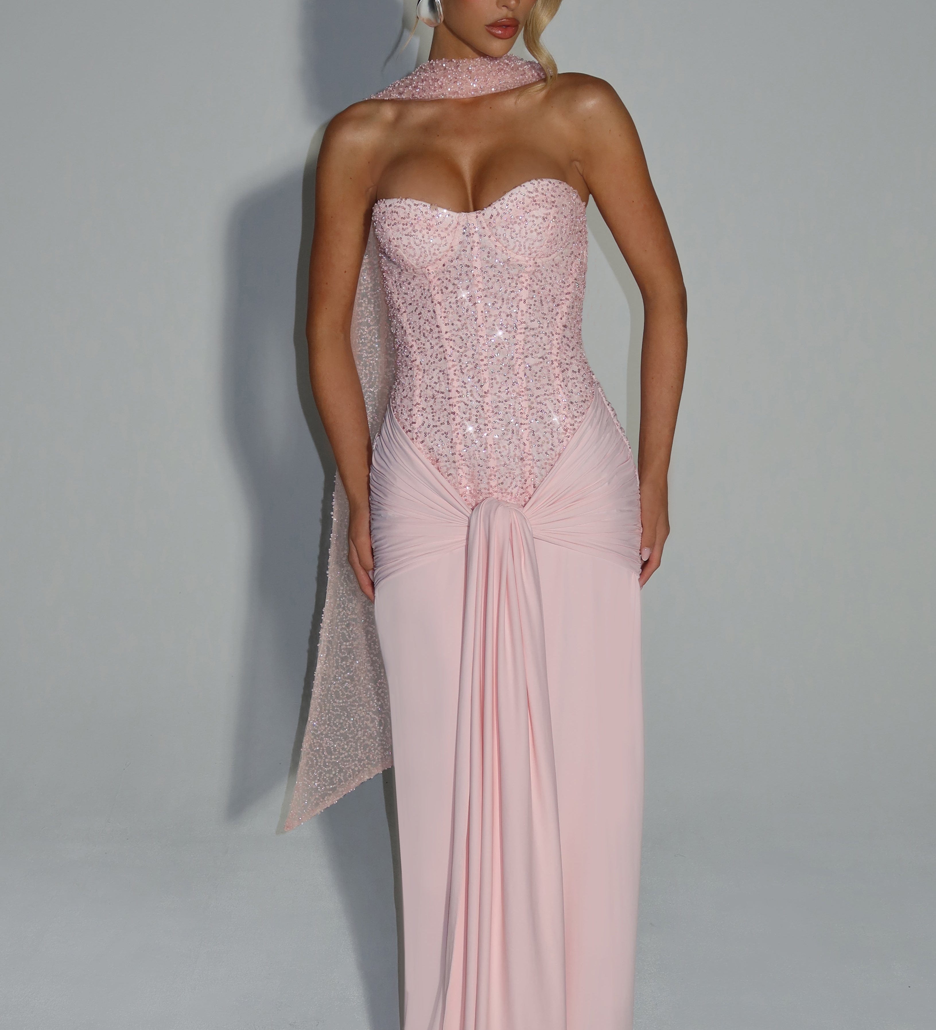 Nomi - Täiuslik Kleit